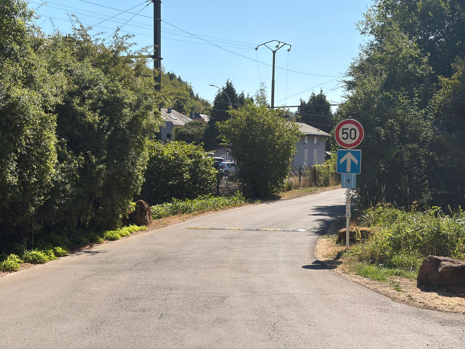 Foto zu Betreff: Fehlende bzw. unzureichende Verkehrszeichen und Sicherheitsmaßnahmen in der Rue des Mines („Um Rembour“)